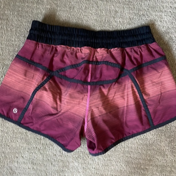Lululemon Tracker Short Size 8 - Picture 2 of 4